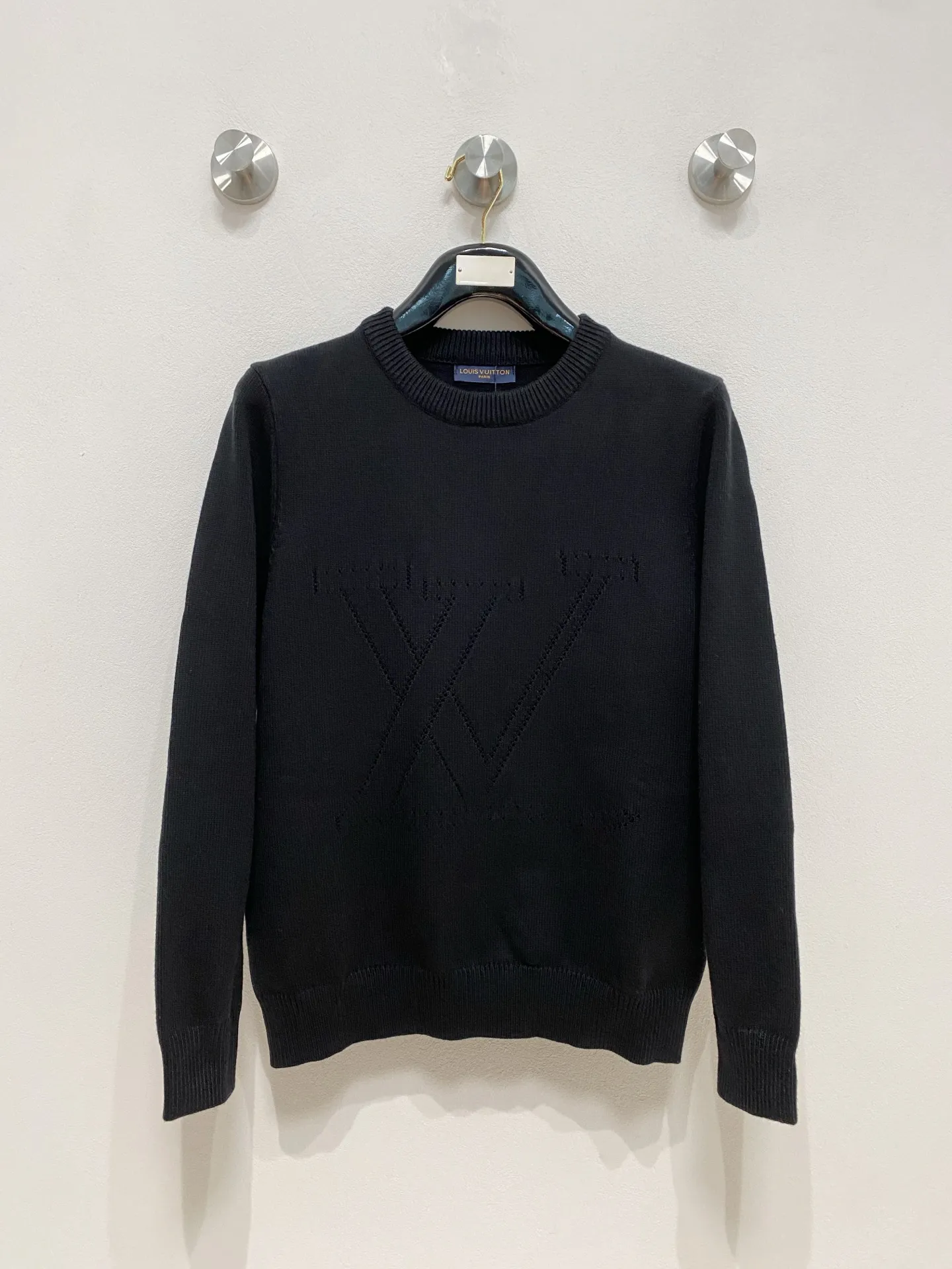 🅿️440 LV crew neck sweater, made of wool blended yarn, has good warmth retention, fluffy and soft, doubles skin care, giving you a lightweight wearing experience. High-quality natural fibers ensure high-quality life. The whole piece adopts solid color single-sided craftsmanship, leaving loose space when fit, solid color plain weave, neat texture, solid color design, durable and high-end. The workmanship is meticulous, fashionable and versatile. The reverse shoulder design is simple and comfortable. At the same time, it uses counter stitching to highlight the quality in the details, making the temperament more low-key, restrained, calm and stylish, and better showing the clean and tidy side of successful men. The collar, cuffs, and hem are made of dense rib weaving, which is tight and elastic, not easy to deform, and highlights the details and texture. Whether worn alone or layered, it can not only give you a warm feeling, but also give you a sophisticated sense of fashion.      Size: M-XXXL
